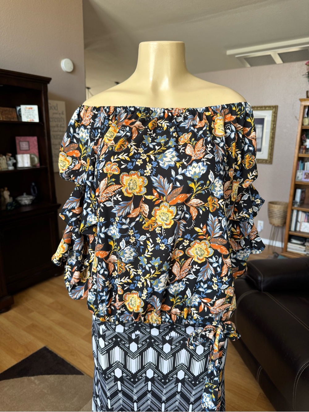 CeCe off-shoulder floral ruffle blouse w/elastic along bottom of blouse-size M